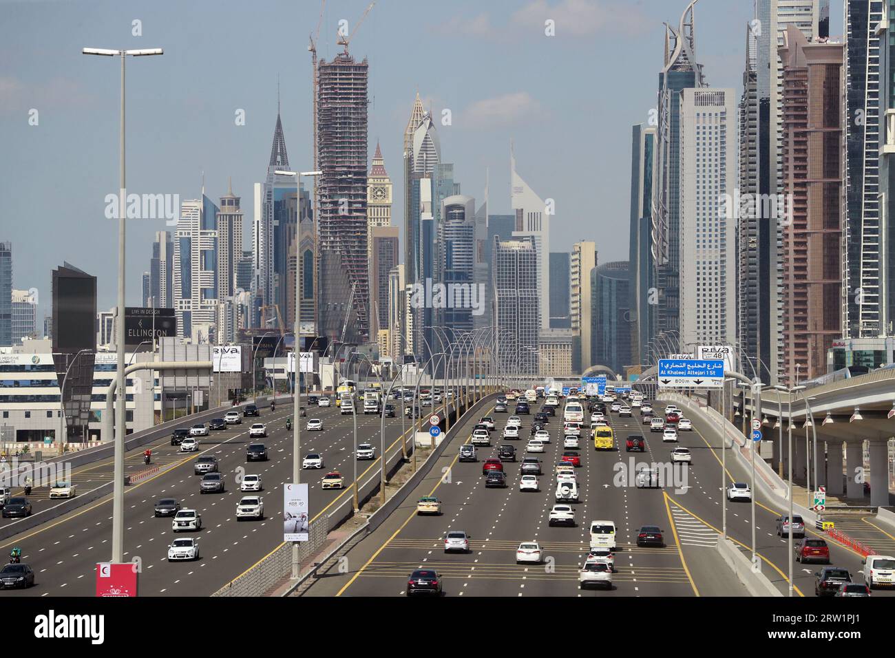 23.03.2023, Emirati Arabi Uniti, Dubai, Dubai - Vista della città a Sheikh Zayed Road. 00S230323D318CAROEX.JPG [VERSIONE DEL MODELLO: NON APPLICABILE, PROPERTY RELE Foto Stock