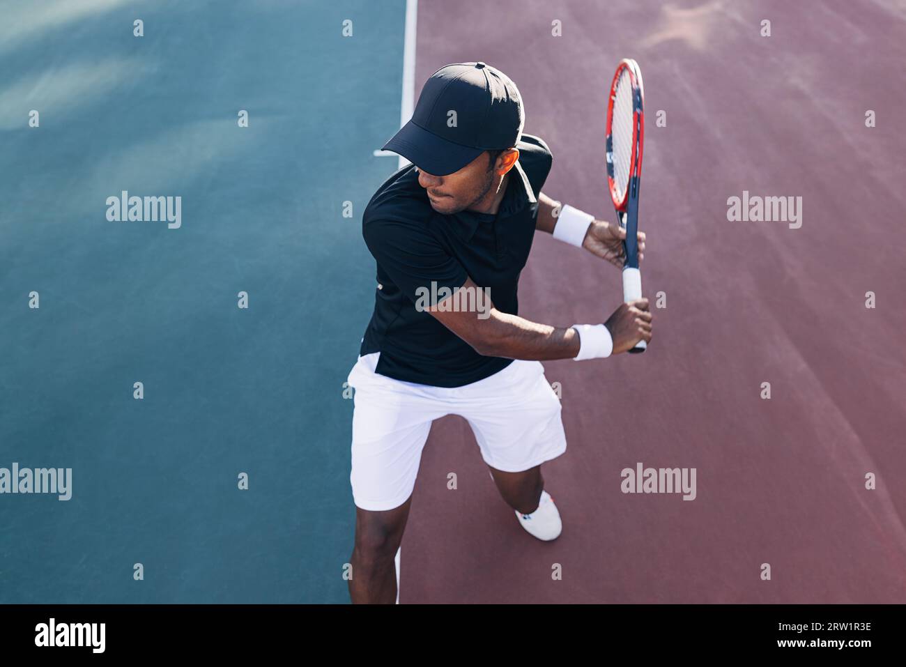 Vista dall'alto di un tennista professionista che si prepara a colpire la palla Foto Stock
