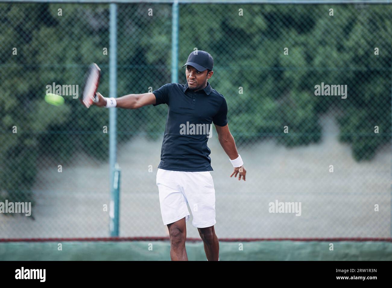 Un tennista professionista che colpisce una palla durante una partita Foto Stock