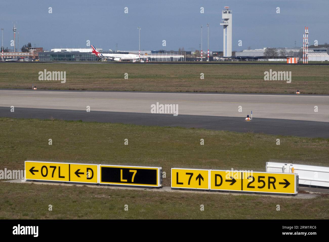 31.03.2023, Germania, Brandeburgo, Schoenefeld - veduta dell'aeroporto governativo sulla parte militare del BER. 00S230331D395CAROEX.JPG [VERSIONE DEL MODELLO Foto Stock