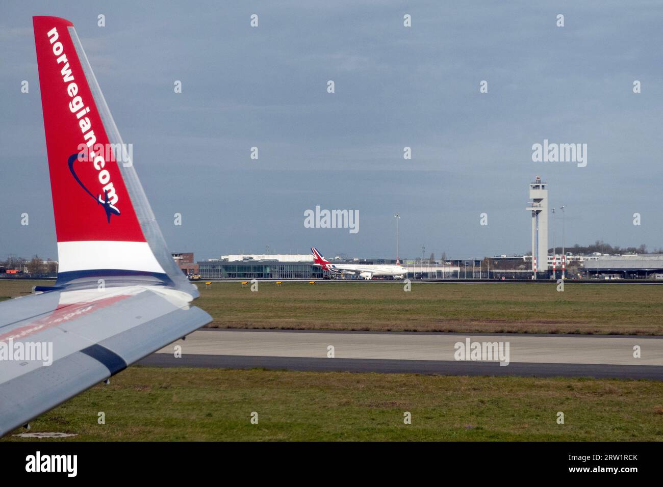 31.03.2023, Germania, Brandeburgo, Schoenefeld - Vista da un aeromobile della Norwegian Airlines all'aeroporto governativo sulla sezione militare di BER. 00S2 Foto Stock
