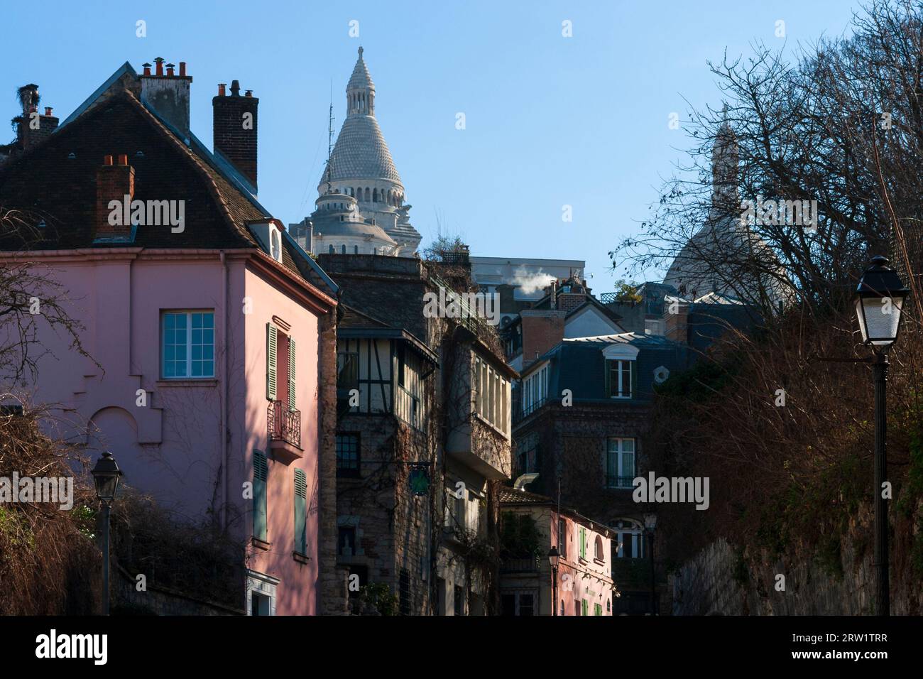 Rue de l'Abreuvoir, Montmartre, Parigi, Francia, con la Basilica del Sacro cuore di Parigi (Cœur Basilica del Sacro cuore di Parigi) sullo sfondo. Foto Stock