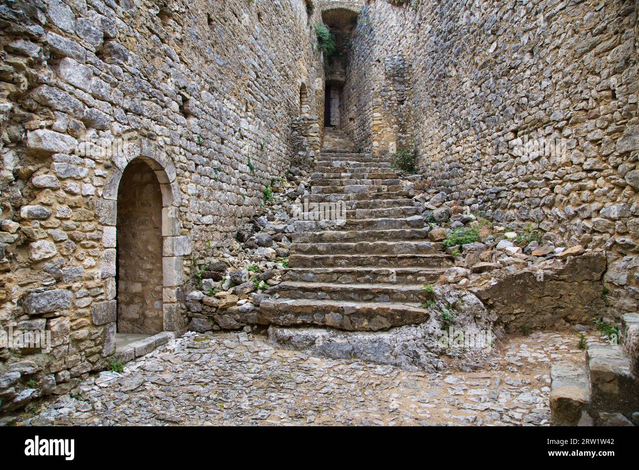 Una scala in pietra nella città medievale di saint-montan (francia). Foto Stock