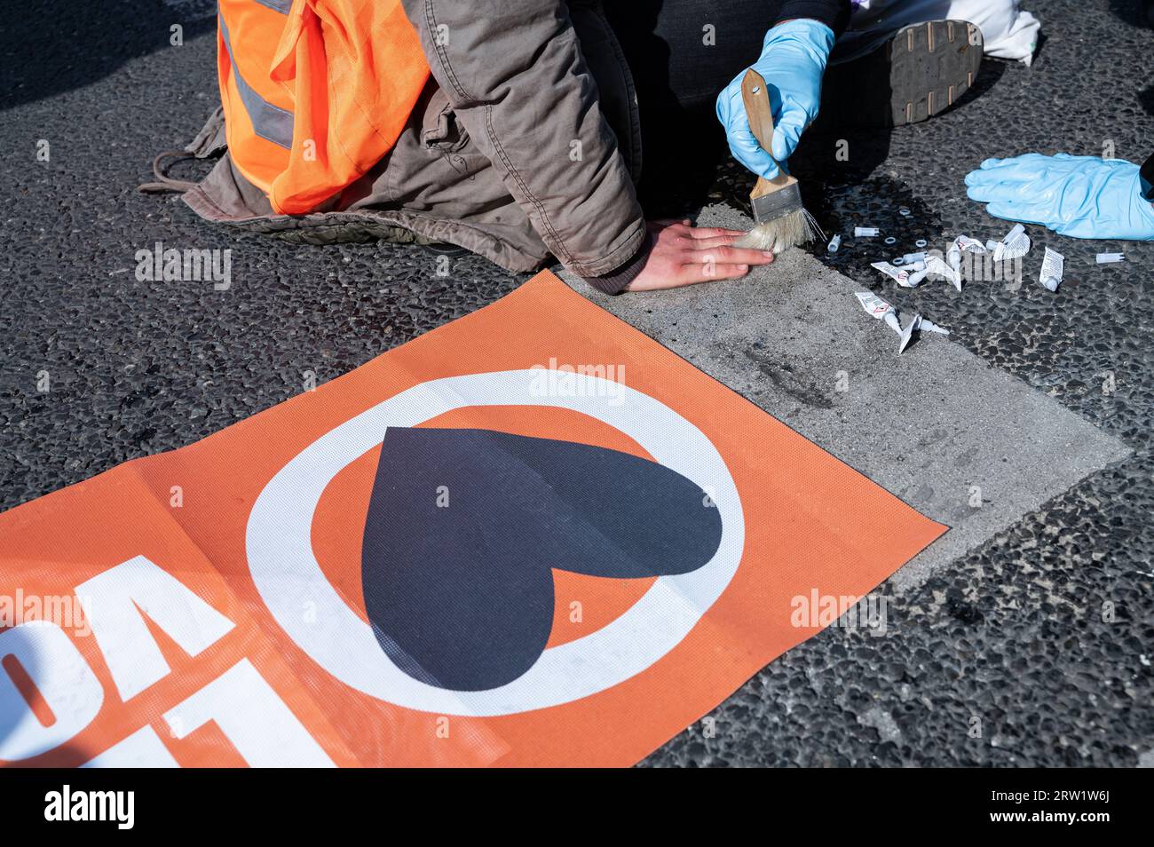 28.04.2023, Germania, Berlino, Berlino - Europa - con l'aiuto dell'olio commestibile, gli agenti di polizia di Berlino scacciano con attenzione la mano di un cl di ultima generazione Foto Stock