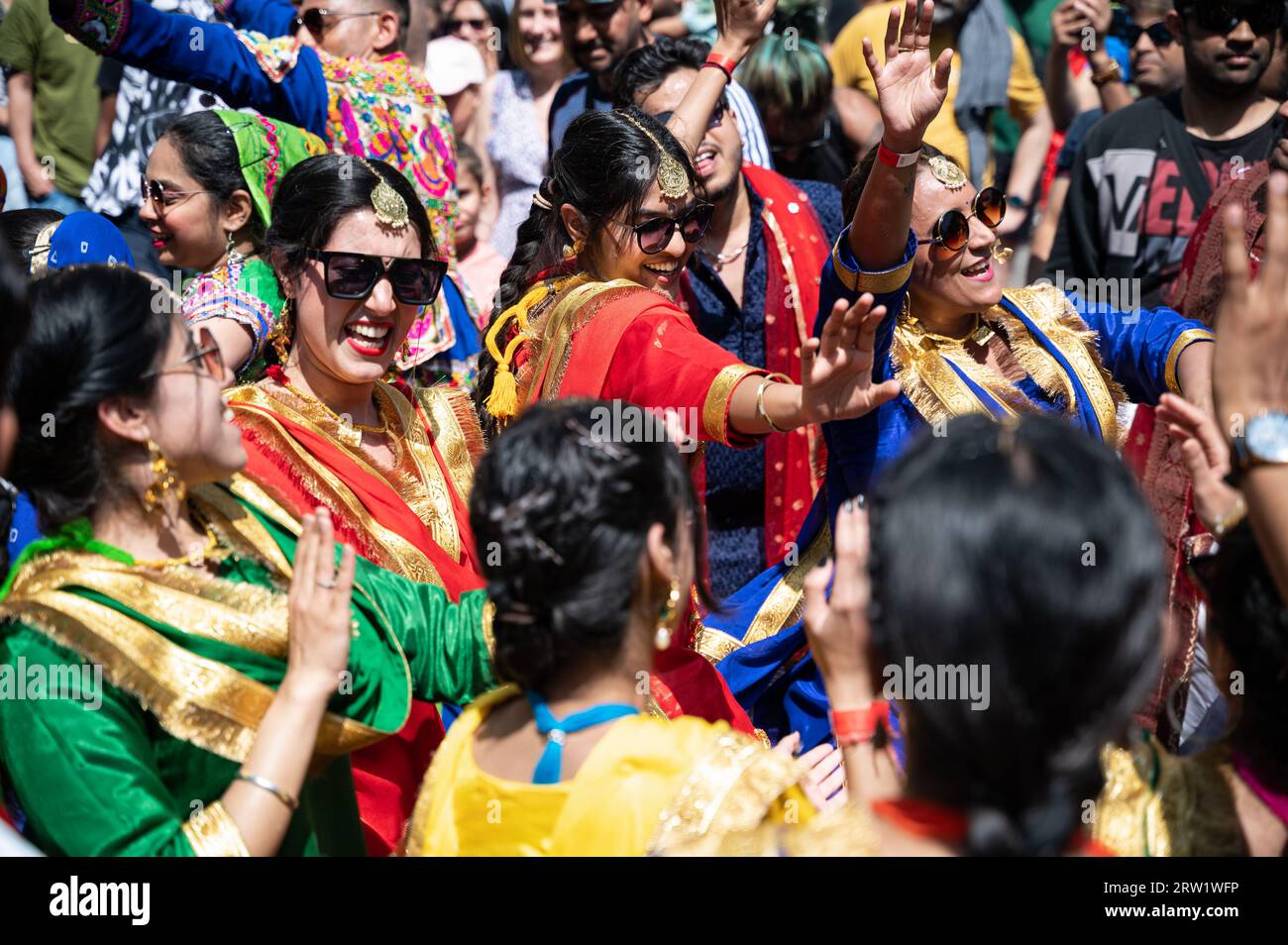 28.05.2023, Germania, Berlino, Berlino - Europa - i partecipanti della comunità indiana in abiti sari tradizionali danzano al Carnevale delle culture in t Foto Stock