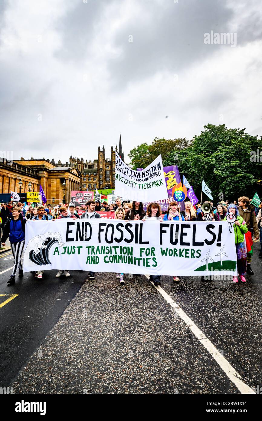 Edimburgo, Scozia. Sab 16 settembre 2023. I manifestanti alla marcia End Fossil Fuels che ha attraversato la capitale scozzese chiedendo una transizione equa e rapida dai combustibili fossili. L'evento è stato organizzato dalla Edinburgh Climate Coalition e ha viaggiato dal tumulo al Parlamento scozzese. Foto Stock