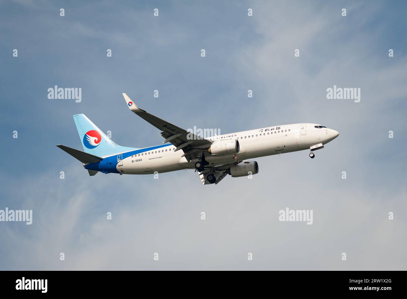 15.07.2023, Repubblica di Singapore, Singapore, Singapore - Un aeromobile passeggeri Hebei Airlines Boeing 737-800 con registrazione B-5660 in avvicinamento a C. Foto Stock