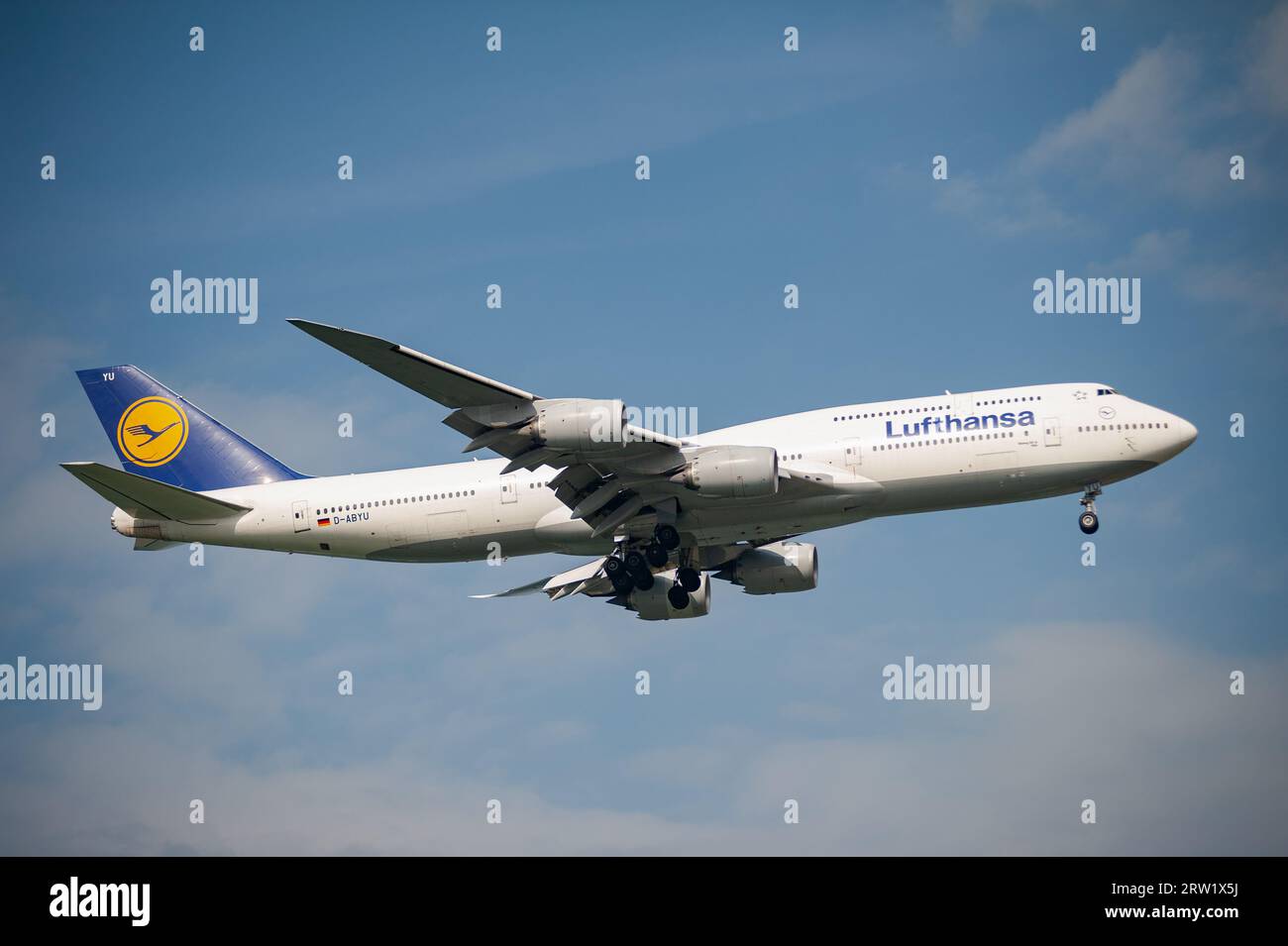 30.07.2023, Repubblica di Singapore, Singapore - Un aeromobile passeggeri Lufthansa del tipo Boeing 747-8 Jumbo Jet con registrazione D-ABYU su app Foto Stock