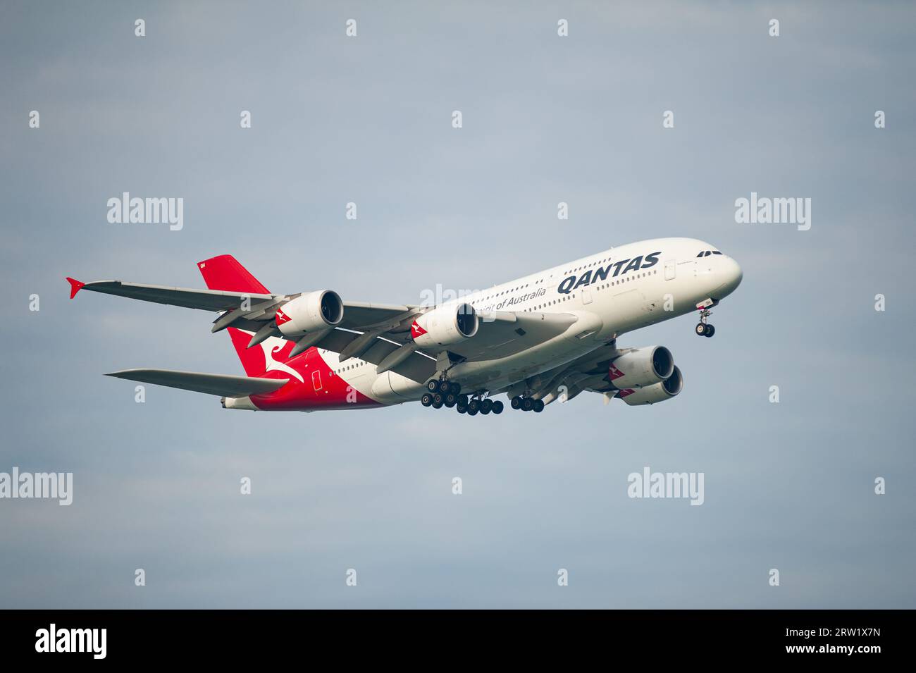 02.08.2023, Repubblica di Singapore, Singapore - Un aeromobile passeggeri della compagnia aerea australiana Qantas Airways del tipo Airbus A380-800 con il re Foto Stock