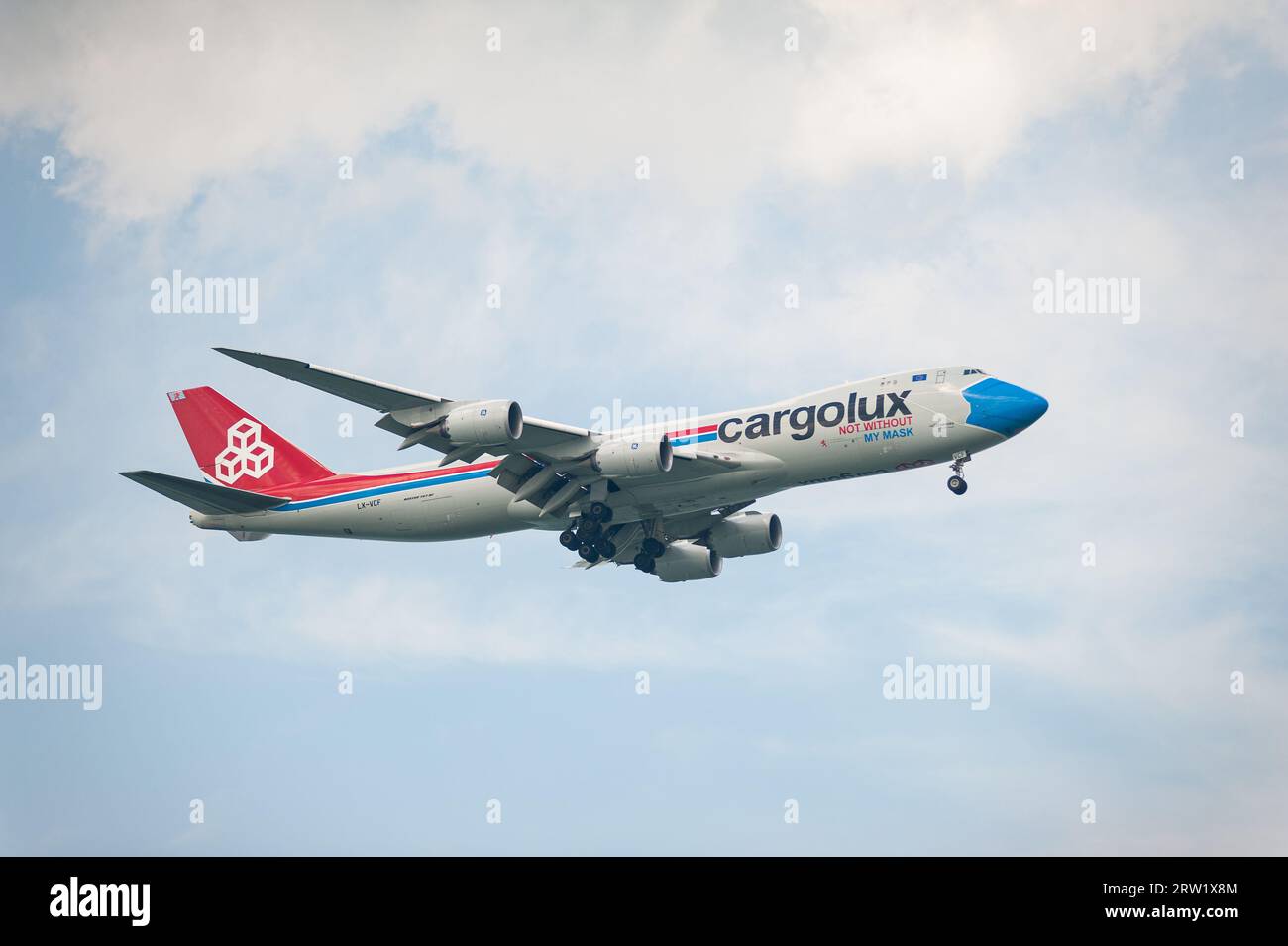 02.08.2023, Repubblica di Singapore, Singapore, Singapore - Un aeromobile cargo Cargolux Boeing 747-8 F con sede in Lussemburgo, immatricolazione LX-VCF, in avvicinamento Foto Stock