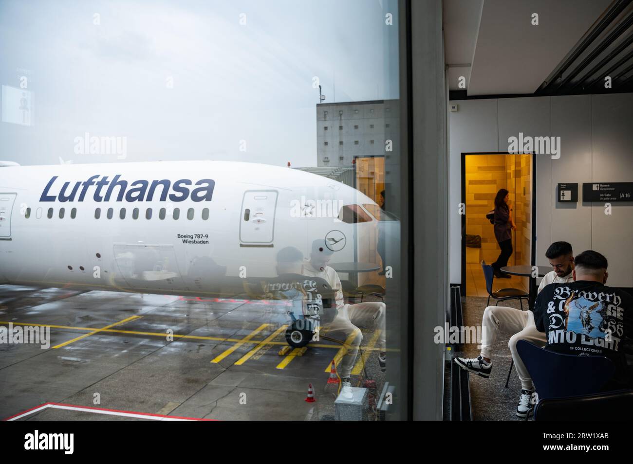 04.08.2023, Germania, Assia, Francoforte - Europa - Un aeromobile passeggeri Lufthansa Boeing 787-9 Dreamliner è parcheggiato al gate del Terminal 1 a Frankf Foto Stock