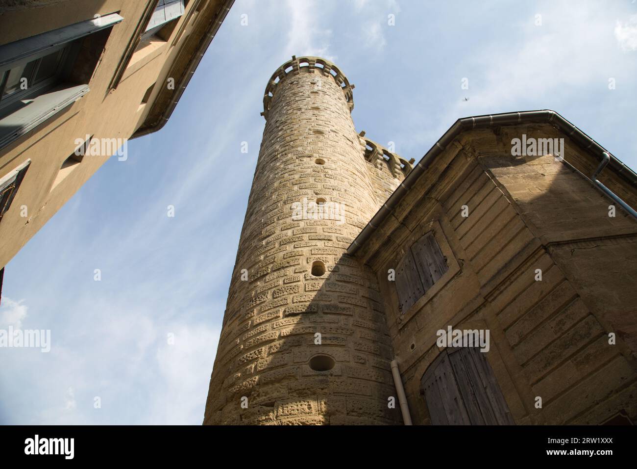 La vista fino a una torre del castello del duca, chiamato il Ducato (le Duché d'Uzès) Foto Stock