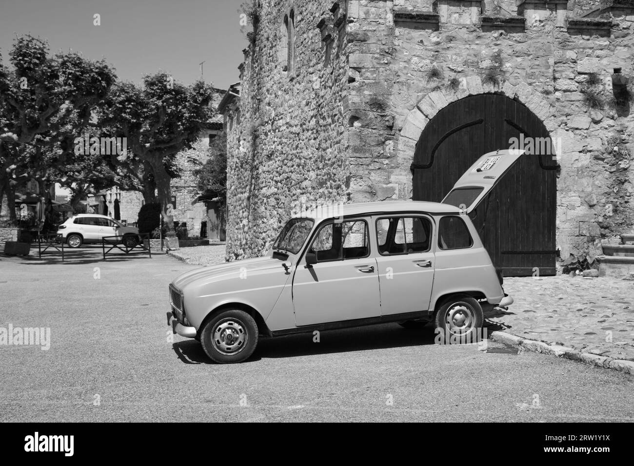una vecchia auto francese con sportello posteriore aperto (bianco e nero) Foto Stock