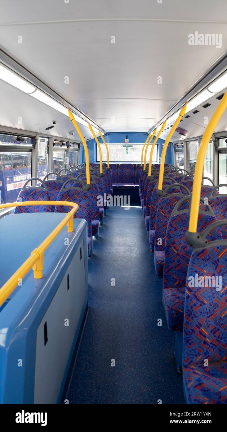 Vista verticale dei sedili vuoti nessuno in cima all'autobus a due piani interno dell'autobus di Londra all'interno dei trasporti pubblici in Inghilterra Regno Unito 2023 Gran Bretagna KATHY DEWITT Foto Stock