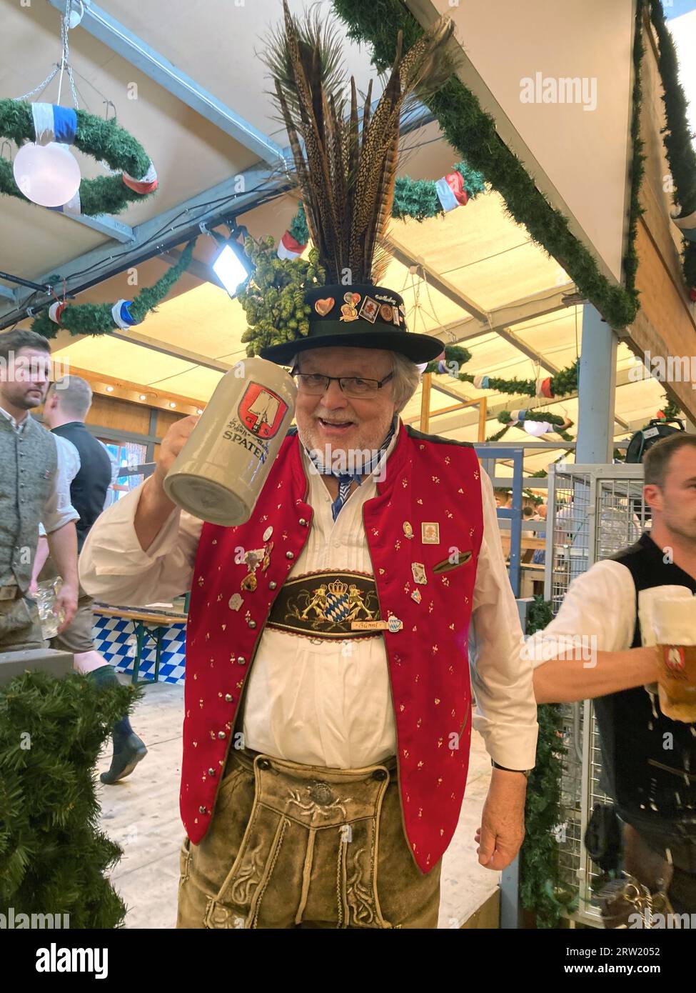 Monaco, Germania. 16 settembre 2023. Wiesn Regular Günter Werner (80) è stato un regolare allo Schottenhamel per 64 anni e non ha mai perso un giorno. Ora che ha 80 anni, vuole tagliarne un po' e magari essere li' ogni due giorni. Per il primo giorno del Wiesn, ha puntato le sue intenzioni su 7-8 misure - in passato erano nove. Il 188° Wiesn si svolge quest'anno dal 16.09.- 03.10.2023. Credito: Sabine Dobel/dpa/Alamy Live News Foto Stock