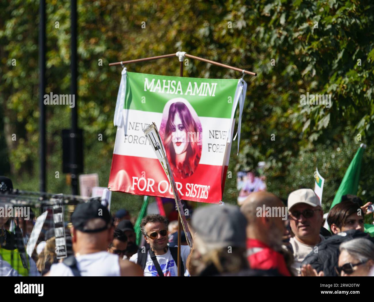 Londra, 16 settembre 2023. I manifestanti PER LA LIBERTÀ DI VITA DELLE DONNE celebrano l’anniversario della morte di Mahsa Amini, una giornalista iraniana che è stata arrestata dalla polizia moralista di Teheran per non aver indossato un hijab “correttamente”, e che è morta in custodia cautelare in una prigione iraniana. In ogni città del mondo si tengono raduni globali per dimostrare solidarietà al popolo iraniano che soffre di oppressione e ingiustizia per mano del regime della Repubblica islamica e delle sue forze di sicurezza. Bridget Catterall AlamyLiveNews. Foto Stock