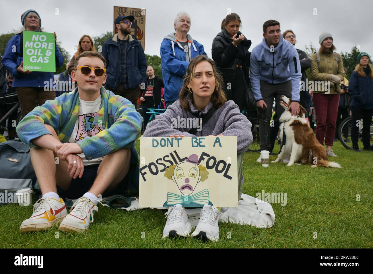 Edimburgo Scozia, Regno Unito 16 settembre 2023. Centinaia di manifestanti si riuniscono al tumulo e marciano attraverso la città fino al Parlamento scozzese come parte della giornata globale d'azione sul clima per porre fine ai combustibili fossili. credit sst/alamy live news Foto Stock