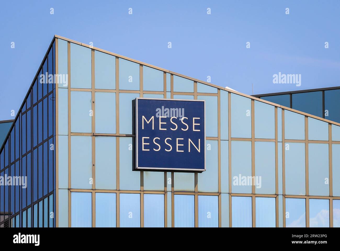 08.06.2023, Germania, Renania settentrionale-Vestfalia, Essen - Messe Essen, logo sulla facciata dell'edificio Messe Essen. 00X230608D030CAROEX.JPG [VERSIONE DEL MODELLO Foto Stock