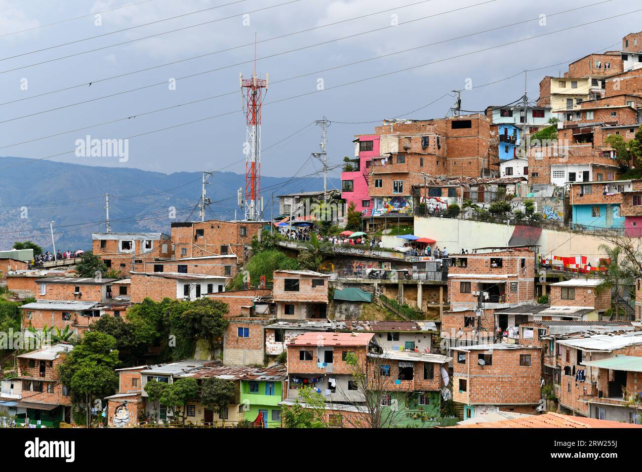 Medellin, Colombia - 16 aprile 2022: Strade colorate del distretto di Comuna 13 a Medellin, Colombia, un ex quartiere criminale. Foto Stock