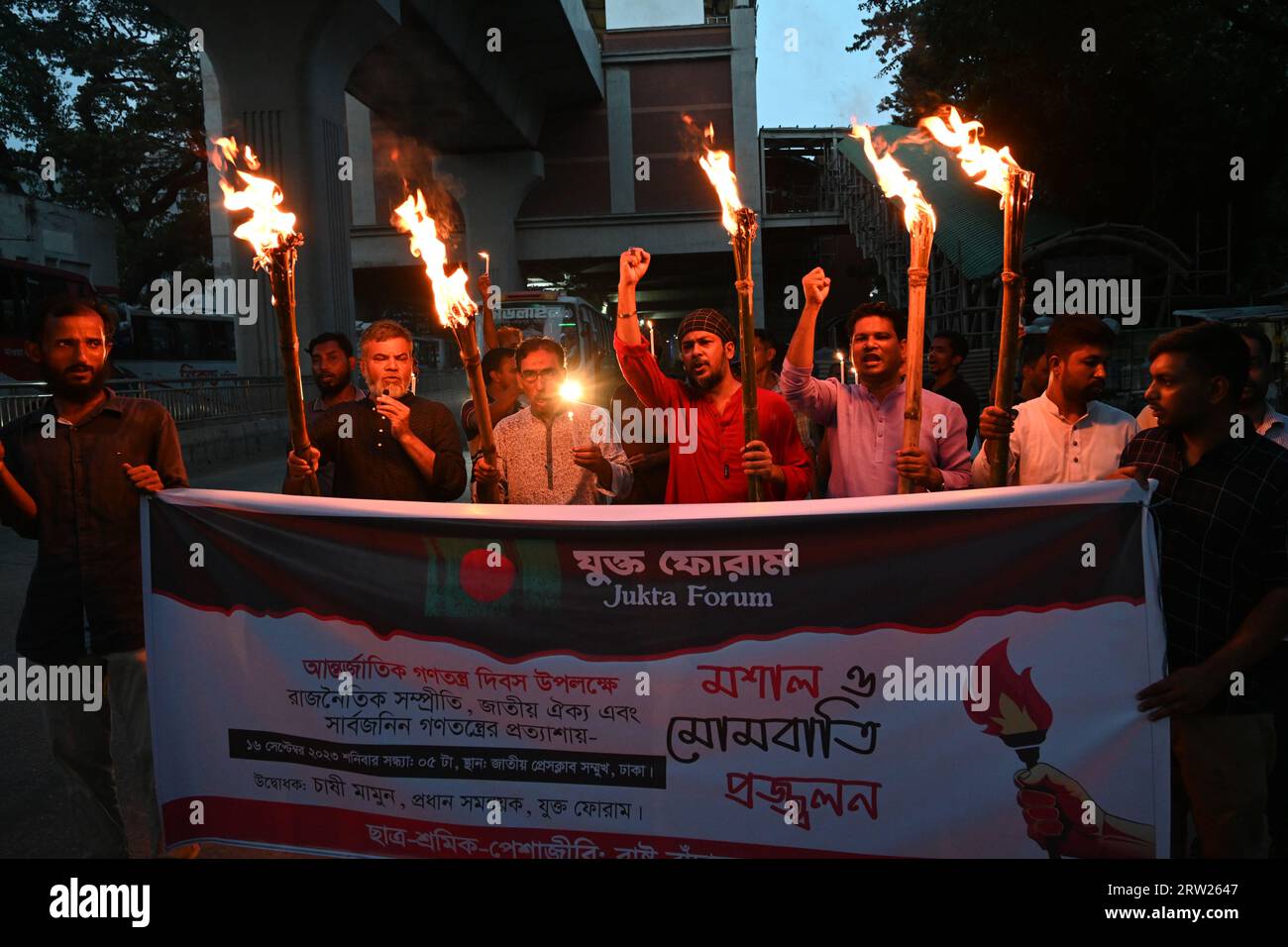 Gli attivisti del Forum dei giovani tengono una manifestazione e una processione di fiaccole per celebrare la giornata internazionale della democrazia, di fronte al National Press Club a Dacca, Bangladesh, il 16 settembre 2023 crediti: Mamunur Rashid/Alamy Live News Foto Stock