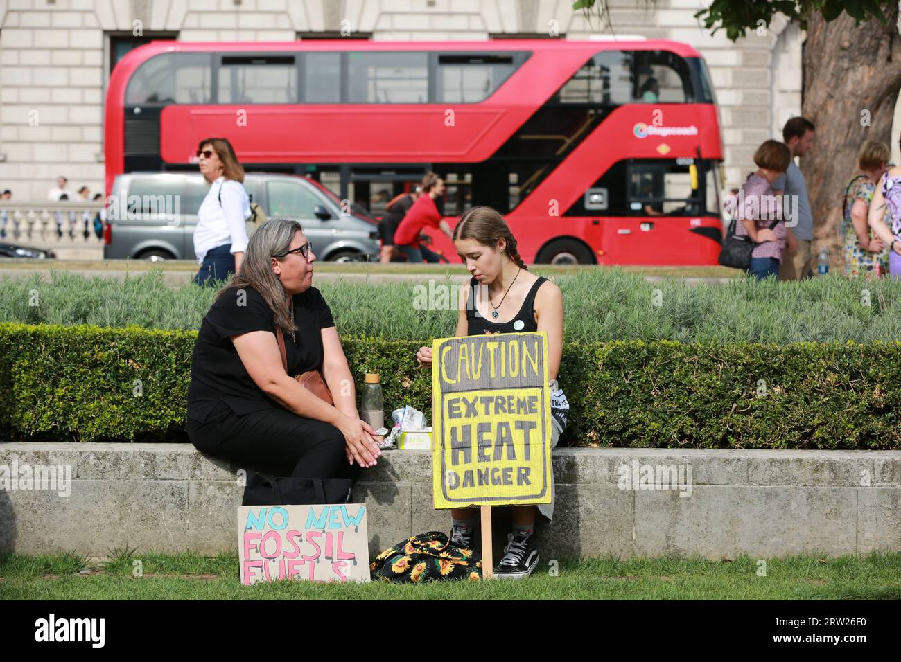 Londra, Regno Unito. 16 settembre 2023. Gli attivisti climatici Extinction Rebellion e molte altre organizzazioni hanno organizzato la marcia come parte della campagna internazionale "Global Fight to End Fossil Fuels". I manifestanti chiedono di porre fine alla combustione di combustibili fossili che si riscaldano del pianeta, mentre il globo soffre di condizioni meteorologiche estreme e di calore da record. Le proteste sotto lo slogan "lotta globale per porre fine ai combustibili fossili” si stanno svolgendo in decine di paesi in tutto il mondo e dureranno per tutto il fine settimana. Credito: Waldemar Sikora / Alamy Live News Foto Stock