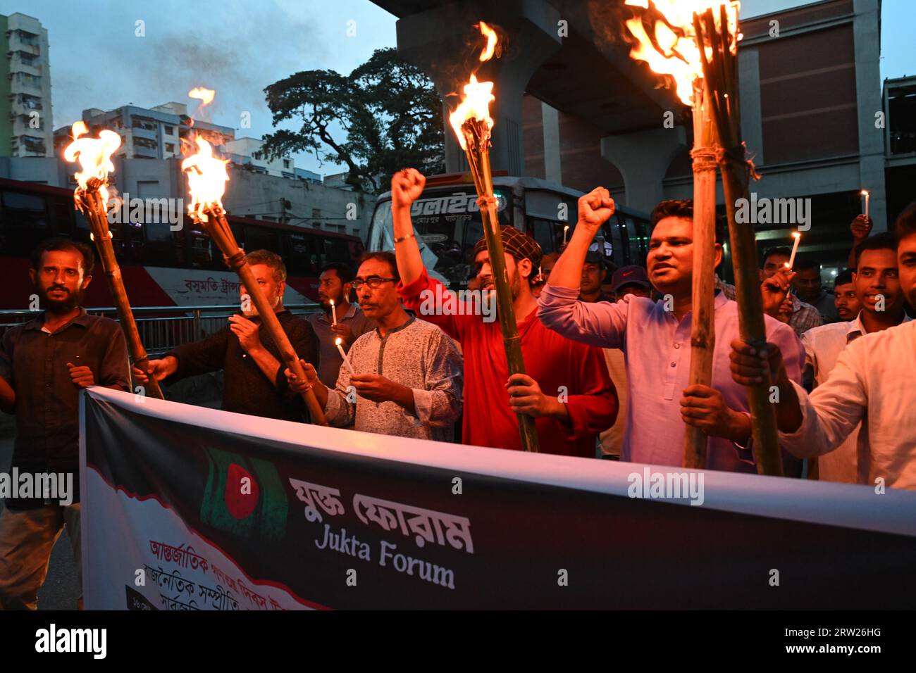 Gli attivisti del Forum dei giovani tengono una manifestazione e una processione di fiaccole per celebrare la giornata internazionale della democrazia, di fronte al National Press Club a Dacca, Bangladesh, il 16 settembre 2023 crediti: Mamunur Rashid/Alamy Live News Foto Stock