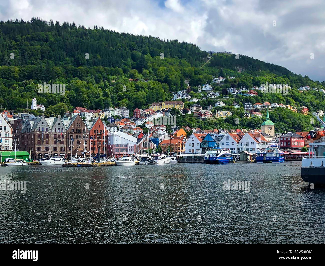 21.07.2023, Norvegia, Hordaland, Bergen - distretto portuale di Bryggen. 00X230721D004CAROEX.JPG [MODEL RELEASE: NO, PROPERTY RELEASE: NO (c) caro images / o Foto Stock