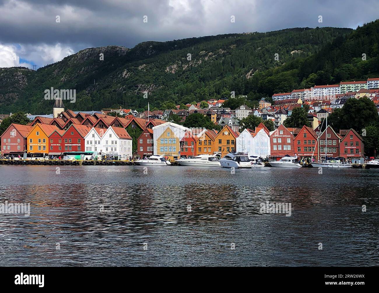 21.07.2023, Norvegia, Hordaland, Bergen - tradizionali case di legno colorate nel quartiere del porto di Bryggen. 00X230721D002CAROEX.JPG [VERSIONE DEL MODELLO: N Foto Stock