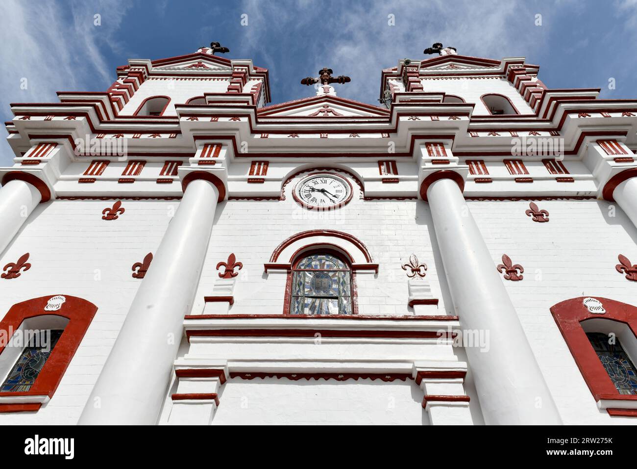 Parroquia Nuestra Senora del Carmen a Guatape, Colombia. Costruito in stile greco-romano, caratterizzato da grandi archi e smussature circolari che adornano la Foto Stock