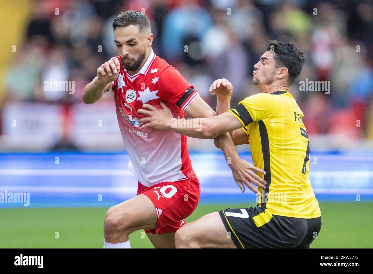 Adam Phillips n. 30 di Barnsley e Joe Powell n. 7 di Burton Albion combattono per il pallone durante la partita della Sky Bet League 1 Barnsley contro Burton Albion a Oakwell, Barnsley, Regno Unito, 16 settembre 2023 (foto di Mark Cosgrove/News Images) Foto Stock