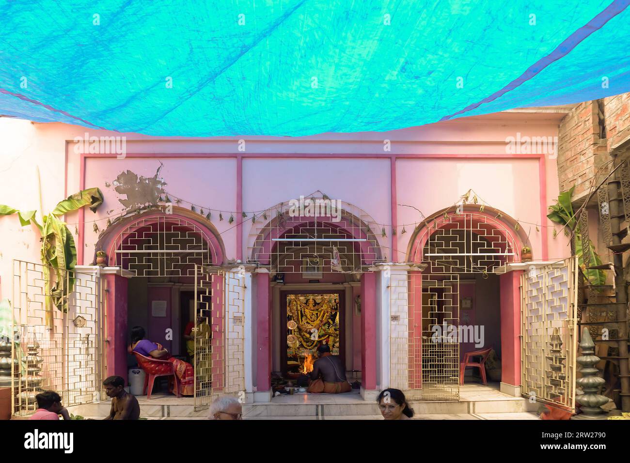 Howrah, Bengala Occidentale, India-4 ottobre 2022: L'idolo Durga viene adorato all'interno della vecchia dimora storica di Shibpur, Mandirtala. Durga Puja Festival. Foto Stock