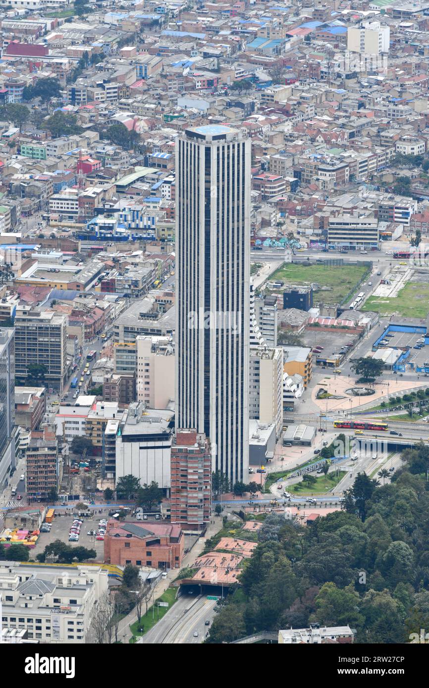 Bogotà, Colombia - 12 aprile 2022: Vista panoramica del centro di Bogotà e di Torre Colpatria in Colombia dalla collina di Monserrate in Colombia. Foto Stock