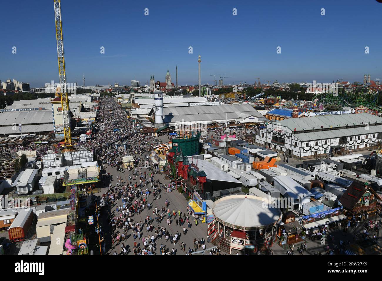 Monaco, Germania. 16 settembre 2023. Vista dalla ruota panoramica: Innumerevoli persone camminano per il 188° Oktoberfest di Monaco. Il 188° Wiesn si svolgerà quest'anno dal 16.09.- 03.10.2023. Credito: Felix Hörhager/dpa/Alamy Live News Foto Stock