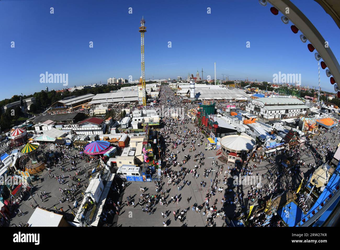 Monaco, Germania. 16 settembre 2023. Vista dalla ruota panoramica: Innumerevoli persone camminano per il 188° Oktoberfest di Monaco. Il 188° Wiesn si svolgerà quest'anno dal 16.09.- 03.10.2023. Credito: Felix Hörhager/dpa/Alamy Live News Foto Stock