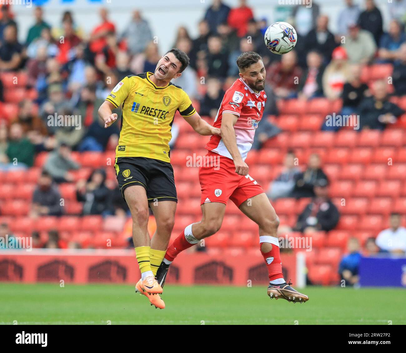 Adam Phillips #30 di Barnsley salta in alto per vincere il pallone alto durante la partita di Sky Bet League 1 Barnsley vs Burton Albion a Oakwell, Barnsley, Regno Unito, 16 settembre 2023 (foto di Alfie Cosgrove/News Images) Foto Stock