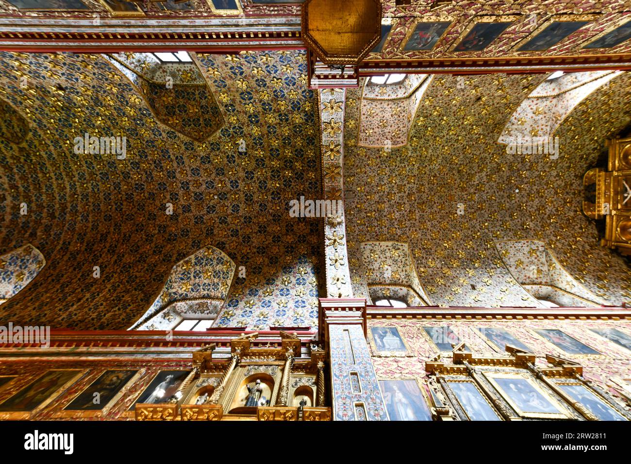 Bogotà, Colombia - 10 aprile 2022: Museo Santa Clara nella chiesa del vecchio Convento reale di Santa Clara, completato nel 1647 a Bogotà, Colombia. Foto Stock