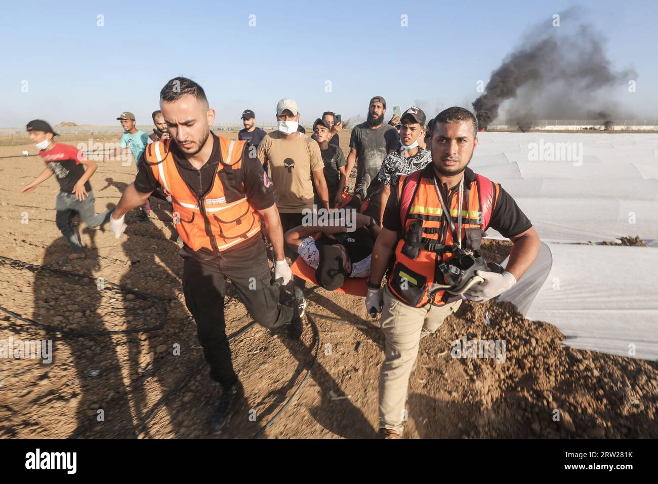 Gaza, Palestina. 15 settembre 2023. I medici trasportano un palestinese ferito durante la manifestazione. Le fazioni palestinesi hanno organizzato manifestazioni lungo la barriera di confine tra la Striscia di Gaza e Israele contro le violazioni israeliane a Gerusalemme e alla moschea di al-Aqsa, in coincidenza con le festività religiose israeliane iniziate ieri sera, giovedì. (Foto di Ahmed Zakot/SOPA Images/Sipa USA) credito: SIPA USA/Alamy Live News Foto Stock