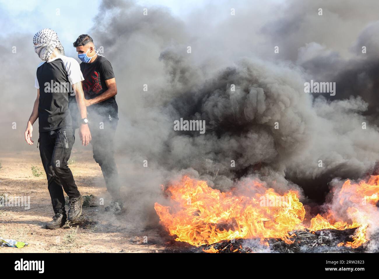 Gaza, Palestina. 15 settembre 2023. I manifestanti palestinesi bruciano pneumatici durante la manifestazione. Le fazioni palestinesi hanno organizzato manifestazioni lungo la barriera di confine tra la Striscia di Gaza e Israele contro le violazioni israeliane a Gerusalemme e alla moschea di al-Aqsa, in coincidenza con le festività religiose israeliane iniziate ieri sera, giovedì. (Foto di Ahmed Zakot/SOPA Images/Sipa USA) credito: SIPA USA/Alamy Live News Foto Stock