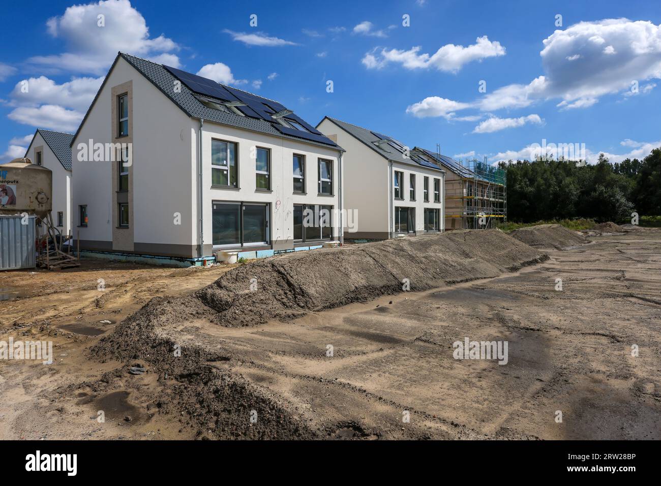 10.08.2023, Germania, Renania settentrionale-Vestfalia, Castrop-Rauxel - edilizia abitativa nella regione della Ruhr. Quartiere di nuova costruzione con semi-indipendente e terra Foto Stock