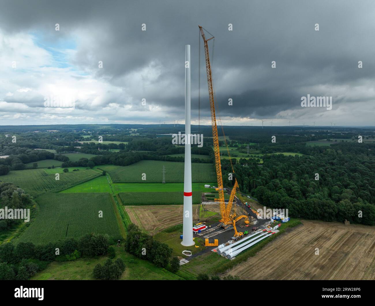 12.08.2023, Germania, Renania settentrionale-Vestfalia, Dorsten - costruzione di una turbina eolica, la prima turbina eolica del parco eolico grosse Heide. Un cellulare Foto Stock