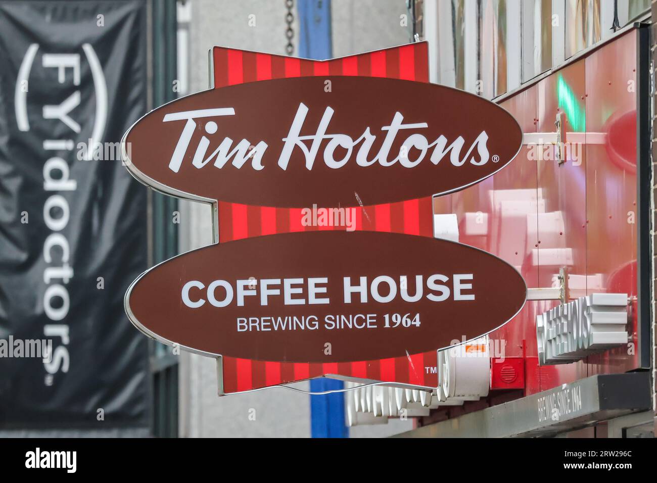 Tim Hortons firma e striscione. La catena di ristoranti fast food preferita del Canada, soprannominata Tim's o Timmies, serve caffè, ciambelle e fast food. Foto Stock