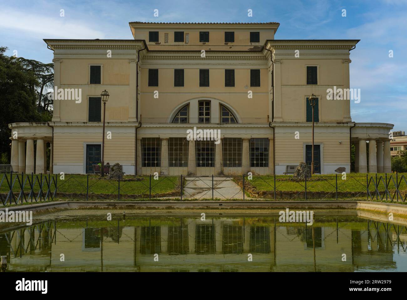 Vista di Villa Torlonia, parco pubblico di Roma con fontane, edifici neoclassici, museo e giardini circostanti, Roma, Nomentano, Italia Foto Stock