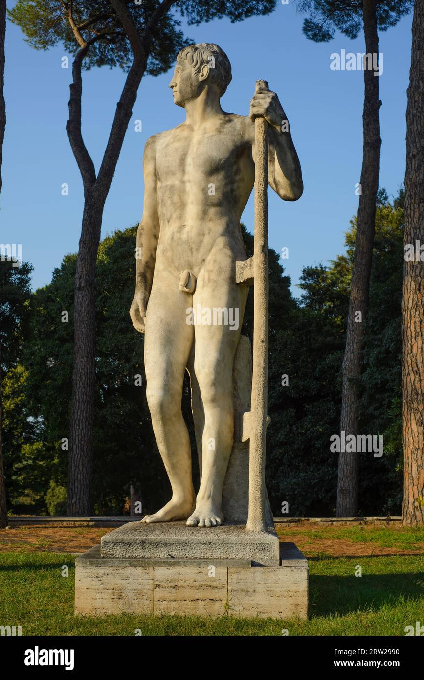 Statua contadina di Fausto Melotti del 1943, nel parco del Ninfeo, EUR, Roma Italia Foto Stock