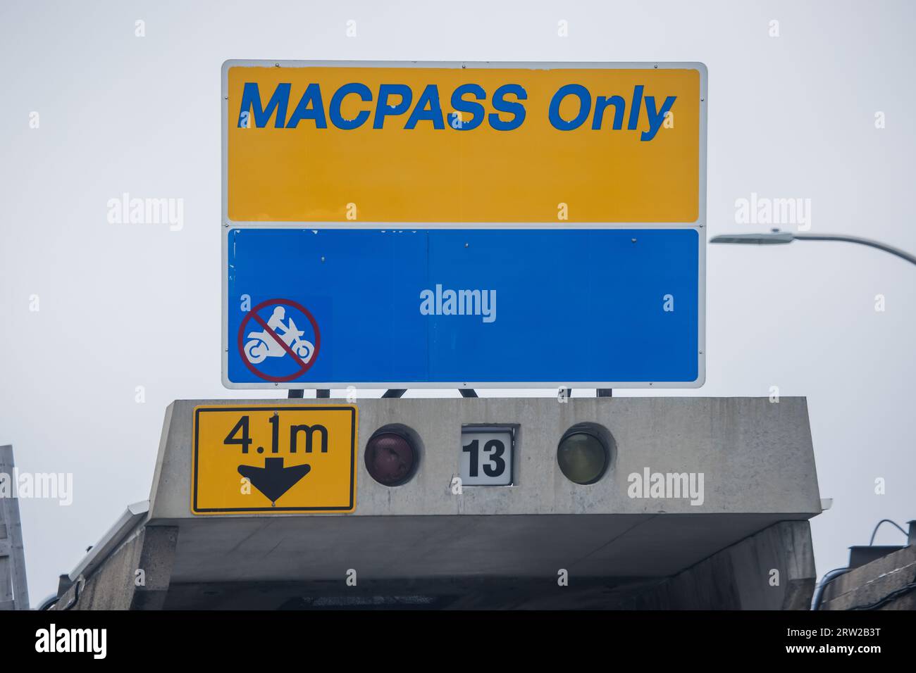 MACPASS sul banner del Toll Plaza. MAC PASS è un sistema elettronico di pedaggio per Halifax Harbour Bridges HHB e Cobequid Pass per attraversare il Confederation Bridge Foto Stock