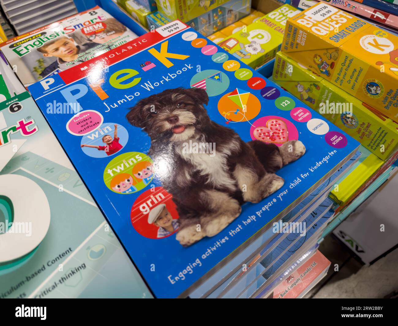 Workbook per bambini Jumbo pre-asilo. Asilo nido con molte attività creative per bambini piccoli. Foto Stock