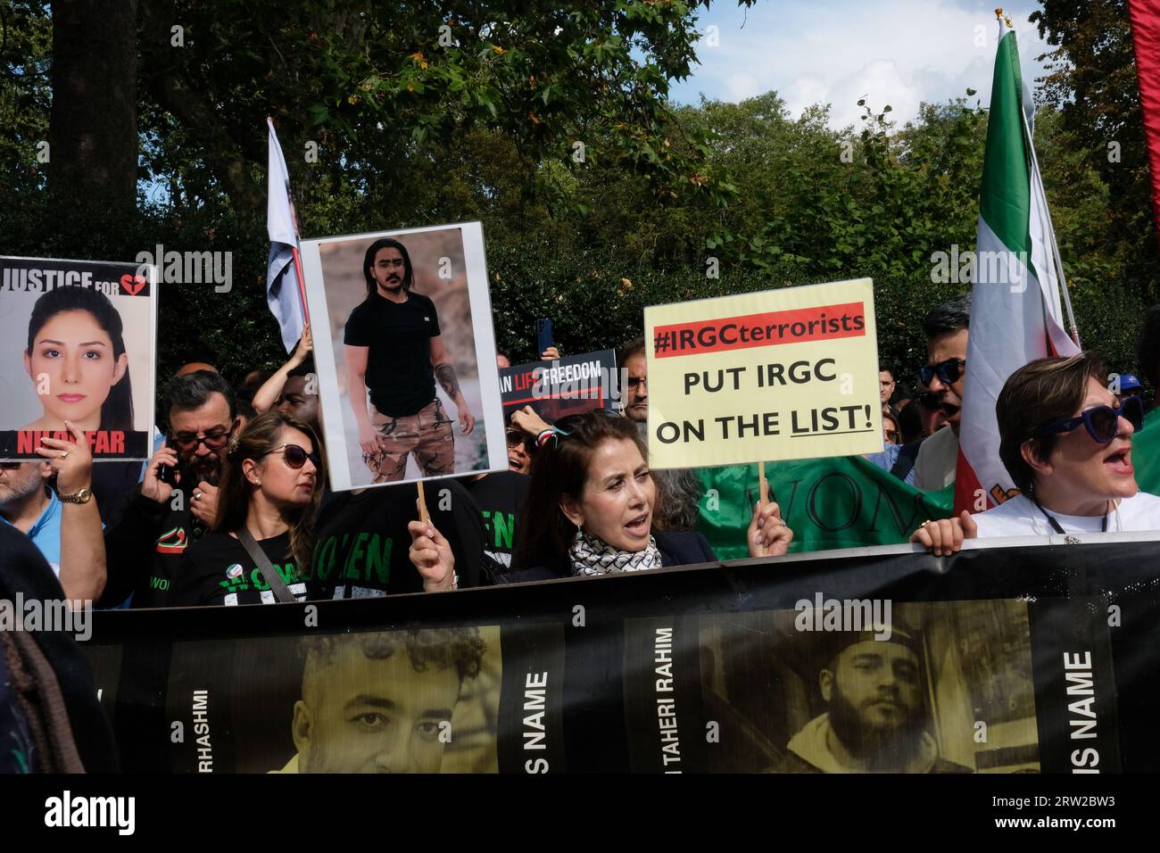 Londra, Regno Unito. 16 settembre 2023. In occasione dell'anniversario della morte di Mahsa Amini, la gente marcia per mostrare solidarietà al popolo iraniano Laura Gaggero/Alamy Live News. Foto Stock