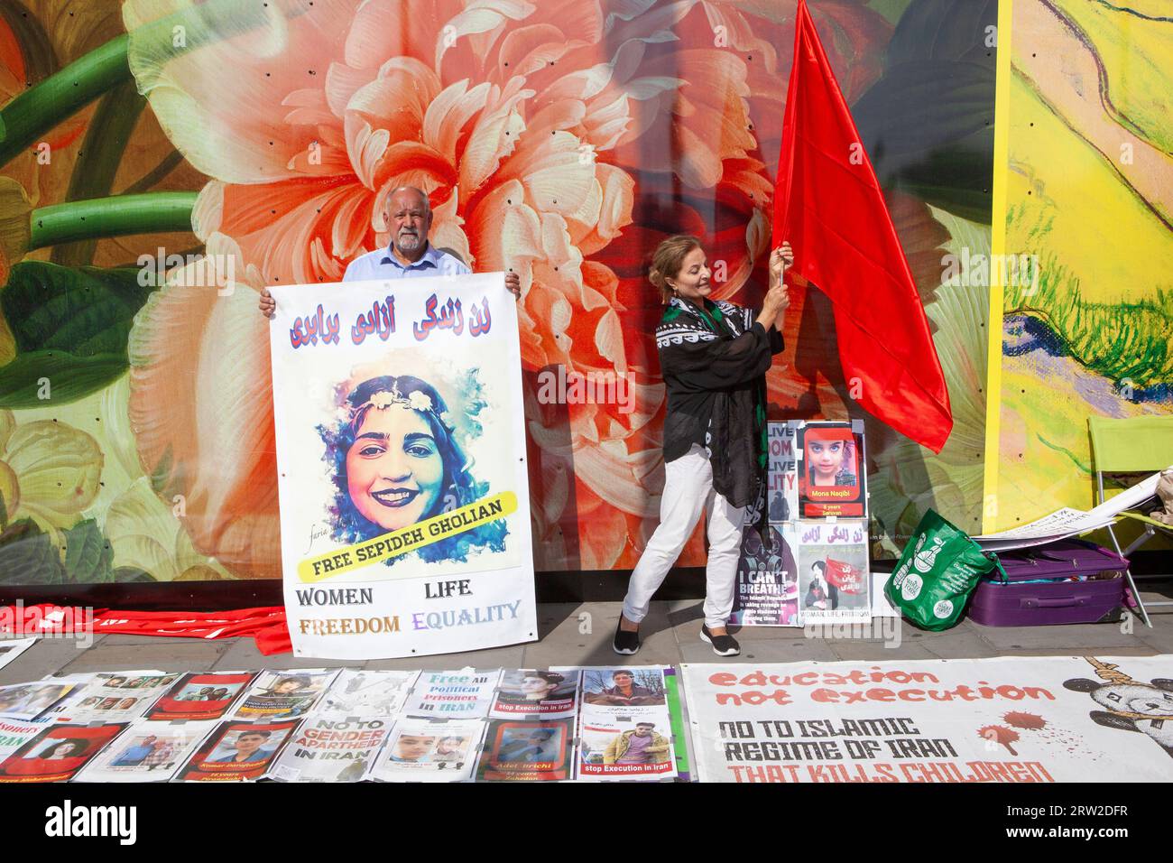 Londra, Regno Unito. 16 settembre 2023. Un anno dopo la morte di Mahsa Amini, mentre era in custodia della Guardia rivoluzionaria islamica, gli esiliati iraniani protestano a Trafalgar Square. La maggior parte dei manifestanti chiedevano il ripristino del re Reza Pahlavi e della monarchia iraniana, ma alcuni hanno cercato di mantenere l'attenzione sui diritti delle donne e l'esecuzione dei manifestanti durante l'anno scorso. Crediti: Anna Watson/Alamy Live News Foto Stock