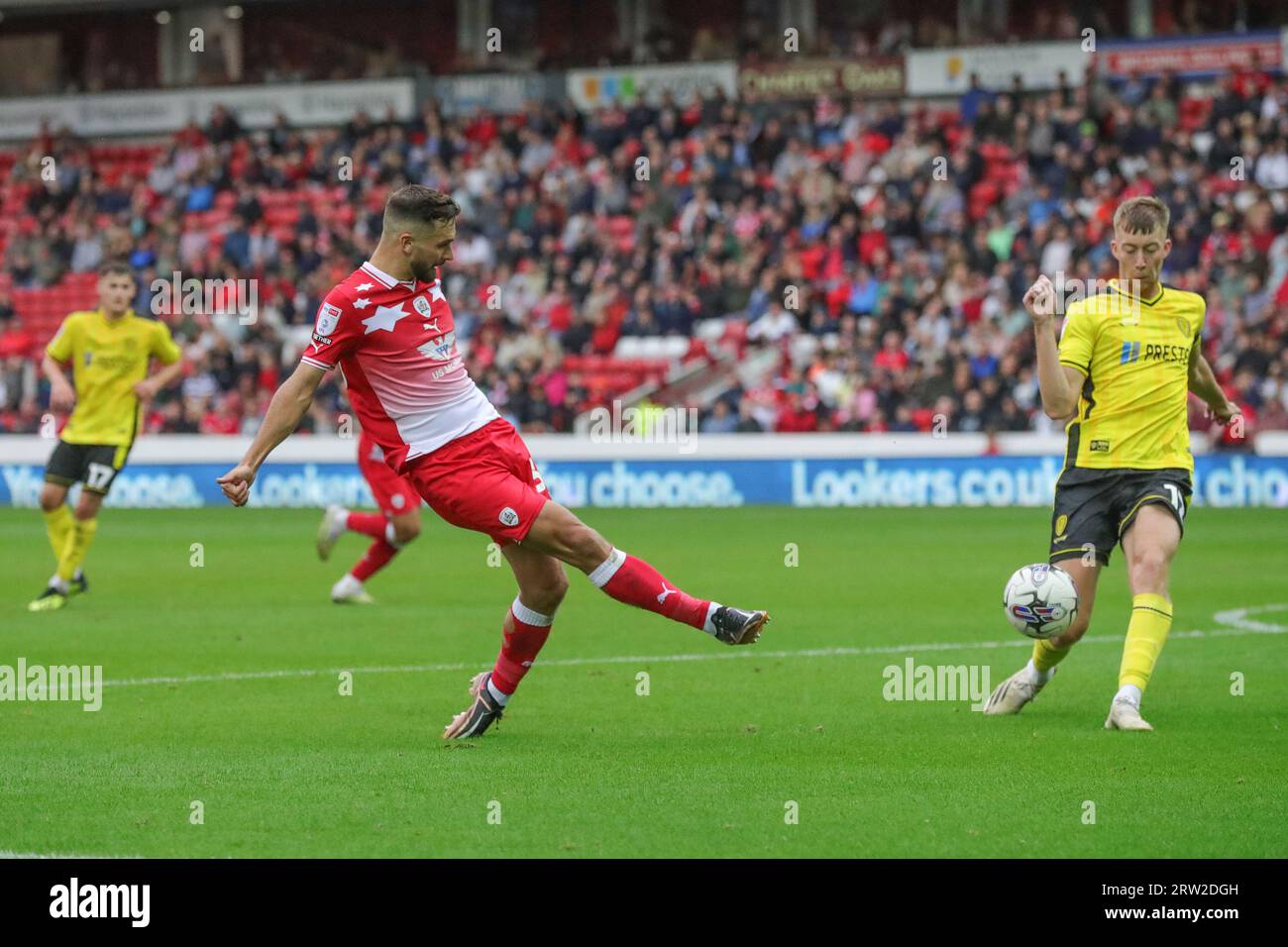 Adam Phillips n. 30 di Barnsley tira in porta durante la partita della Sky Bet League 1 Barnsley contro Burton Albion a Oakwell, Barnsley, Regno Unito, 16 settembre 2023 (foto di Alfie Cosgrove/News Images) Foto Stock