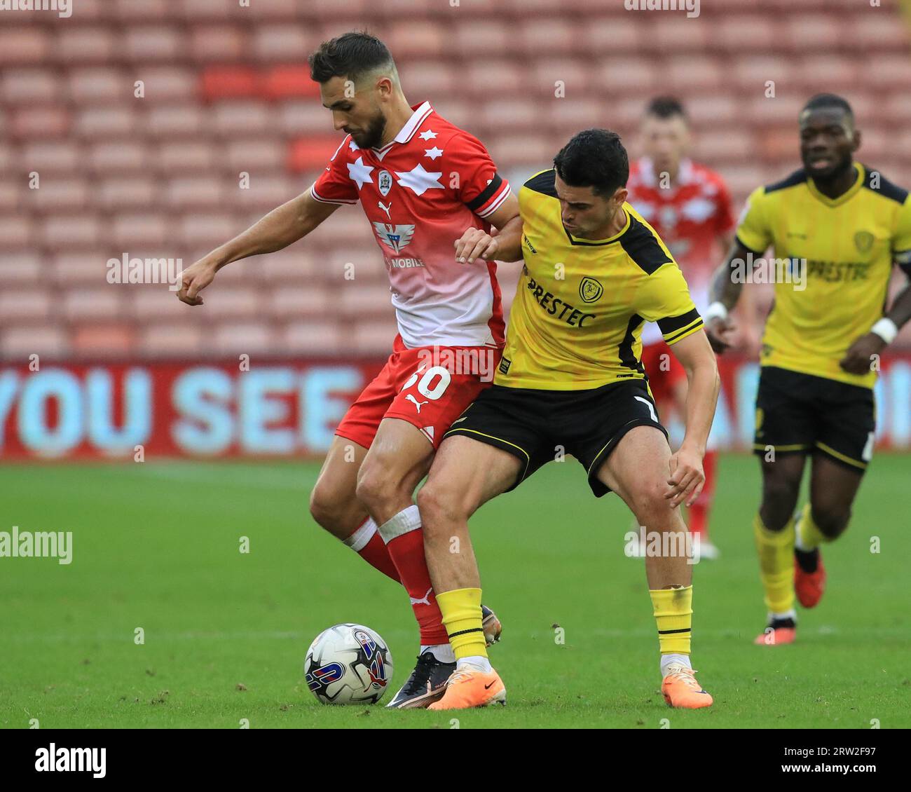 Adam Phillips n. 30 di Barnsley e Joe Powell n. 7 di Burton Albion combattono per il pallone durante la partita della Sky Bet League 1 Barnsley contro Burton Albion a Oakwell, Barnsley, Regno Unito, 16 settembre 2023 (foto di Alfie Cosgrove/News Images) Foto Stock