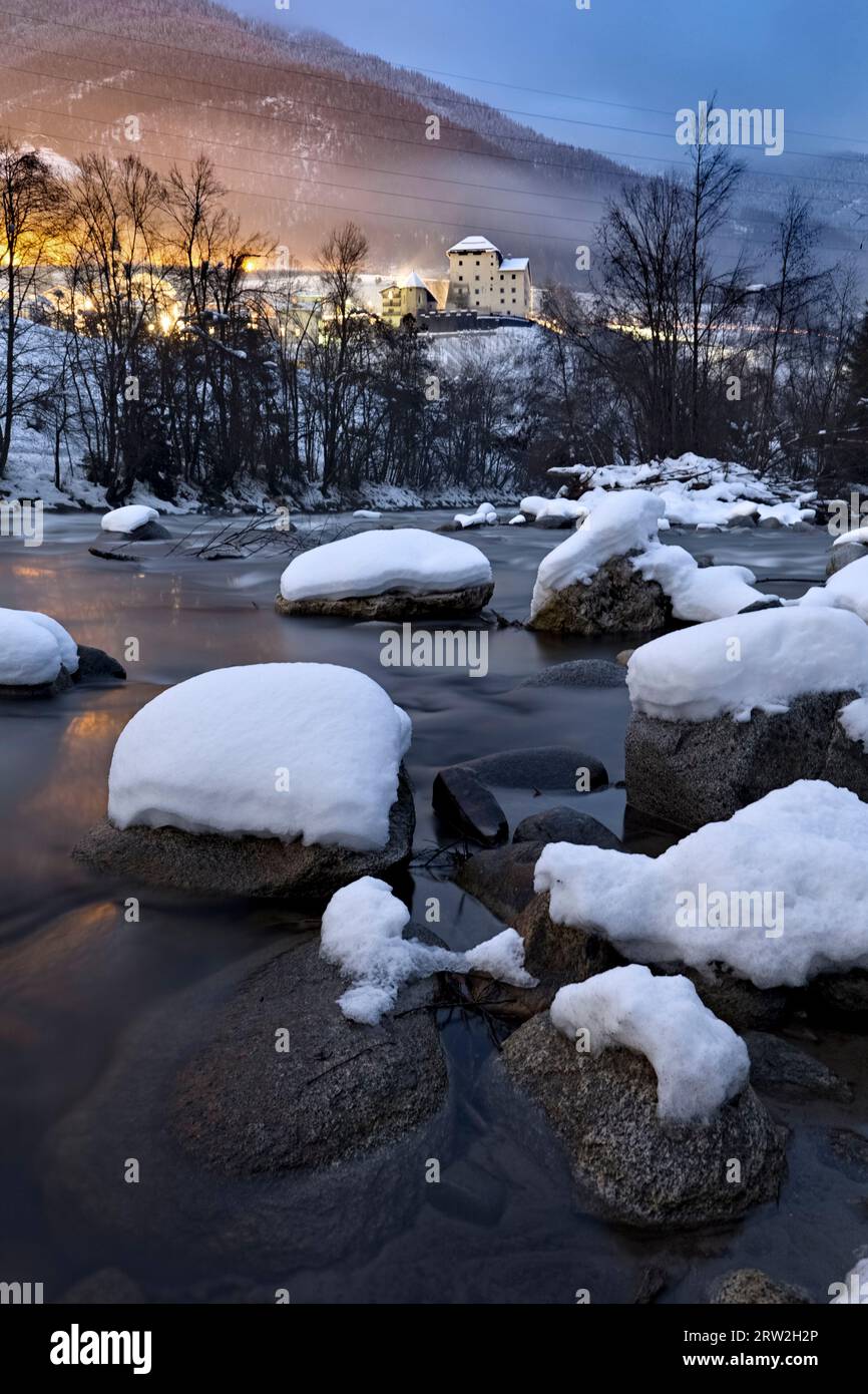 Il torrente Noce e il castello medievale di Caldes in una notte d'inverno. Valle del Sole, Trentino, Italia. Foto Stock